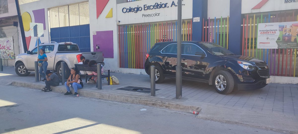 Raquel_Rizos's tweet photo. Ya se para que el Sr  @colosioriojas mando ampliar las banquetas, hizo estacionamiento! Bien por el! #monterreycentro https://t.co/NIWPzeIYYQ