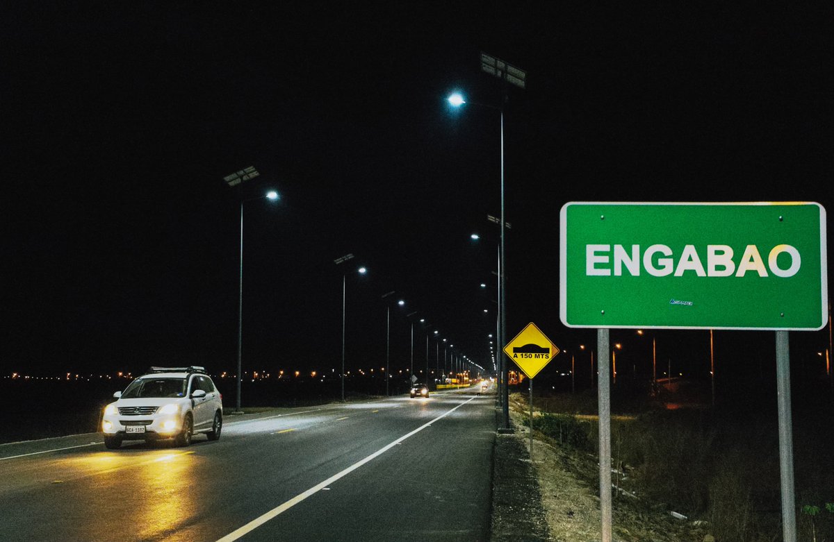 PrefGuayas's tweet photo. La reconstrucción de la vía Playas-Engabao continúa a paso firme. Este trabajo incluye detalles innovadores como 217 luminarias con paneles solares. 

Esta obra, próxima a inaugurarse, atrae mayor cantidad de turistas por sus facilidades de movilización en la infraestructura vial.

#203AñosGuayas
#GuayasSeMueve