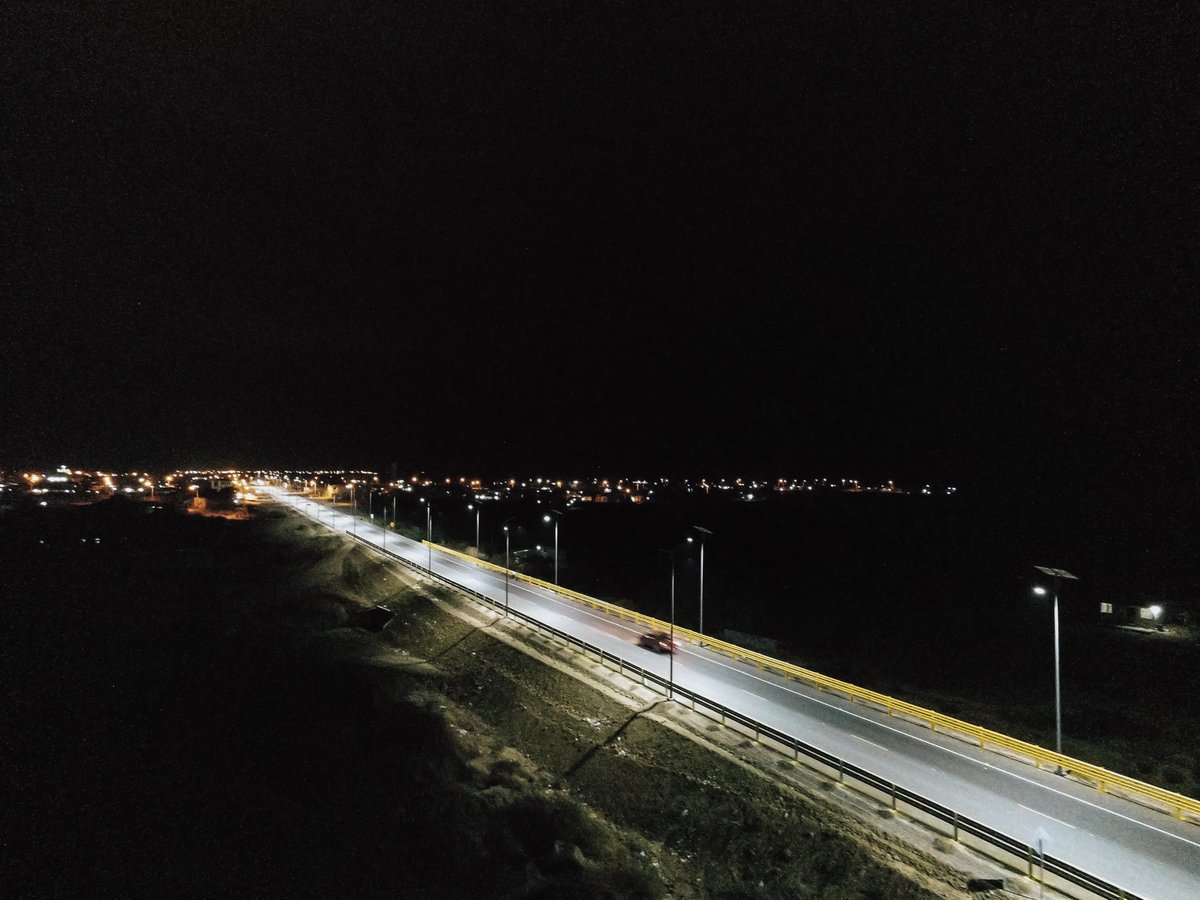 PrefGuayas's tweet photo. La reconstrucción de la vía Playas-Engabao continúa a paso firme. Este trabajo incluye detalles innovadores como 217 luminarias con paneles solares. 

Esta obra, próxima a inaugurarse, atrae mayor cantidad de turistas por sus facilidades de movilización en la infraestructura vial.

#203AñosGuayas
#GuayasSeMueve