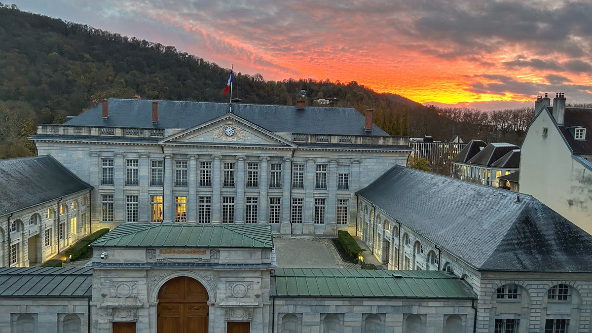 MikaelDemenge's tweet photo. Belle soirée les ami(e)s… ✨

Préfecture du Doubs #Besançon ... (1770-1777 par l’architecte bisontin Nicolas Nicole sur les plans du parisien Victor Louis, célèbre architecte du Grand Théâtre de Bordeaux) ... « la plus belle de France » comme l’avait qualifiée le général De Gaulle.

@boosteurbonheur🍀
@villedebesancon @besancontourism

#besanconjaimemaville ❤️
#MagnifiqueFrance 🇫🇷