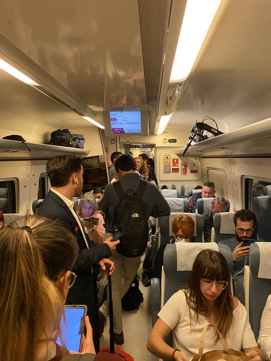 Icd02_'s tweet photo. Nos acabáis de meter en un solo tren de media distancia a 500 personas @Renfe @Inforenfe porque una puerta no cerraba, nos toca ir de pie 1 hora de camino
Sois lo peor https://t.co/uO8HNCta5E