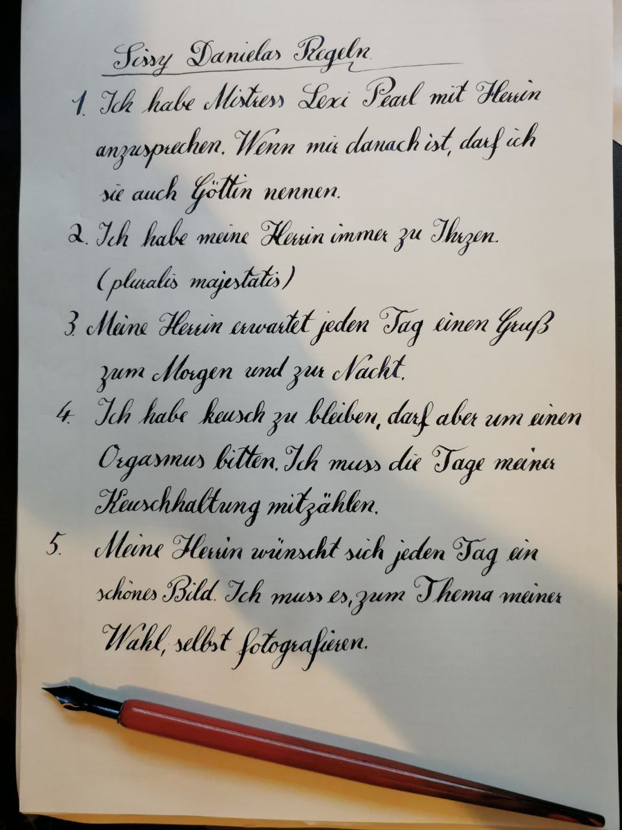 Daniela4Fun's tweet image. Meine wundervolle Herrin @Ks_DomFacette hat mir heute meine ersten Regeln geschenkt. 😍
Das ist das erste mal für mich im D/S Bereich auf diese Art. Ich zittere etwas vor Freude.  
Zu Regel 4: Die Zählung beginnt ab morgen. 

#Femdom
#Sissy