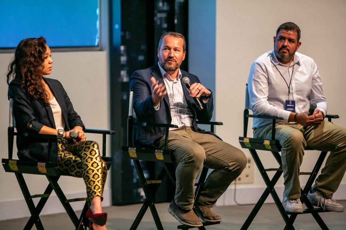 fantastic couple of panels at the LA Auto Show last week. @EdLoh and @CortinaMiguel did a wonderful job moderating!!