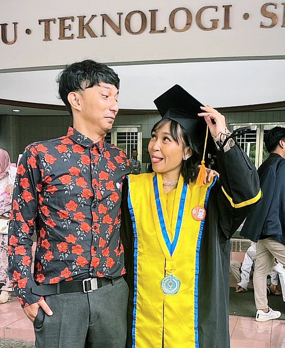 Congratulation mommyy @yanesaulfa finallyy skrg udah gaada skripsian sambil gendong Noah ♻️