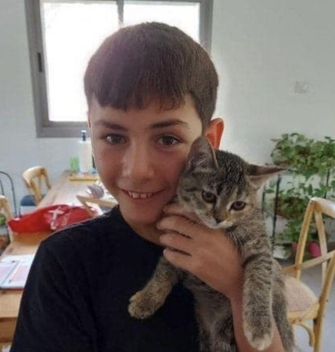 דג הכסף on X: "איתן יהלומי בן ה-12 נחטף לעזה יחד עם אימו ו-2 אחיותיו. אביו  נורה בכניסה לביתם (ונחטף לאחר מכן, פצוע). בדרך לעזה, על אופנועים, המחבלים  הבחינו בטנק והאם והאחיות