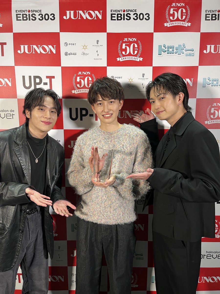 Ishiyama_Junsei's tweet photo. 去年テレビで8LOOMを見ていて、
今年こうして一緒に写真撮って頂いて、めざましテレビにも出させて頂いて本当に嬉しすぎます😊

ドラマや映画などで共演できる程に大きく成長したいです。

#山下幸輝 さん　#綱啓永 さん　
#ジュノンボーイ  #junon #第36回ジュノンボーイ #石山順征 https://t.co/1fjZP22xdF