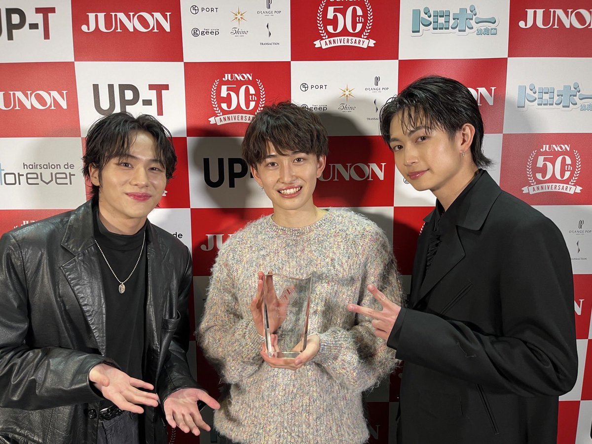Ishiyama_Junsei's tweet photo. 去年テレビで8LOOMを見ていて、
今年こうして一緒に写真撮って頂いて、めざましテレビにも出させて頂いて本当に嬉しすぎます😊

ドラマや映画などで共演できる程に大きく成長したいです。

#山下幸輝 さん　#綱啓永 さん　
#ジュノンボーイ  #junon #第36回ジュノンボーイ #石山順征 https://t.co/1fjZP22xdF