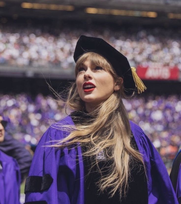 La universidad de Harvard ofrecerá un curso sobre Taylor Swift en 2024; los estudiantes tendrán la oportunidad de profundizar en la música, letras y la influencia de Swift.