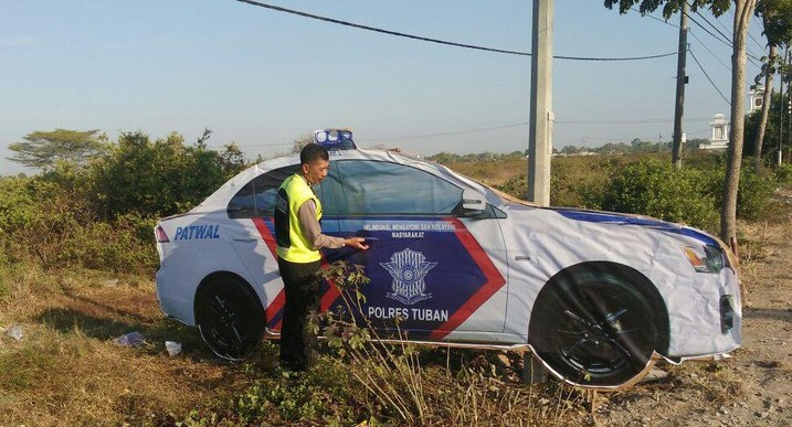 kawanfried's tweet photo. @txtdrjkt itu sepertinya gimmic bukan mobil beneran? hanya triplek dikasih stiker gambar mobil? kayak yg mobil palsu polisi dijalan gitu buat tekan angka kecelakaan 🤔 https://t.co/jnE5Kgluwo