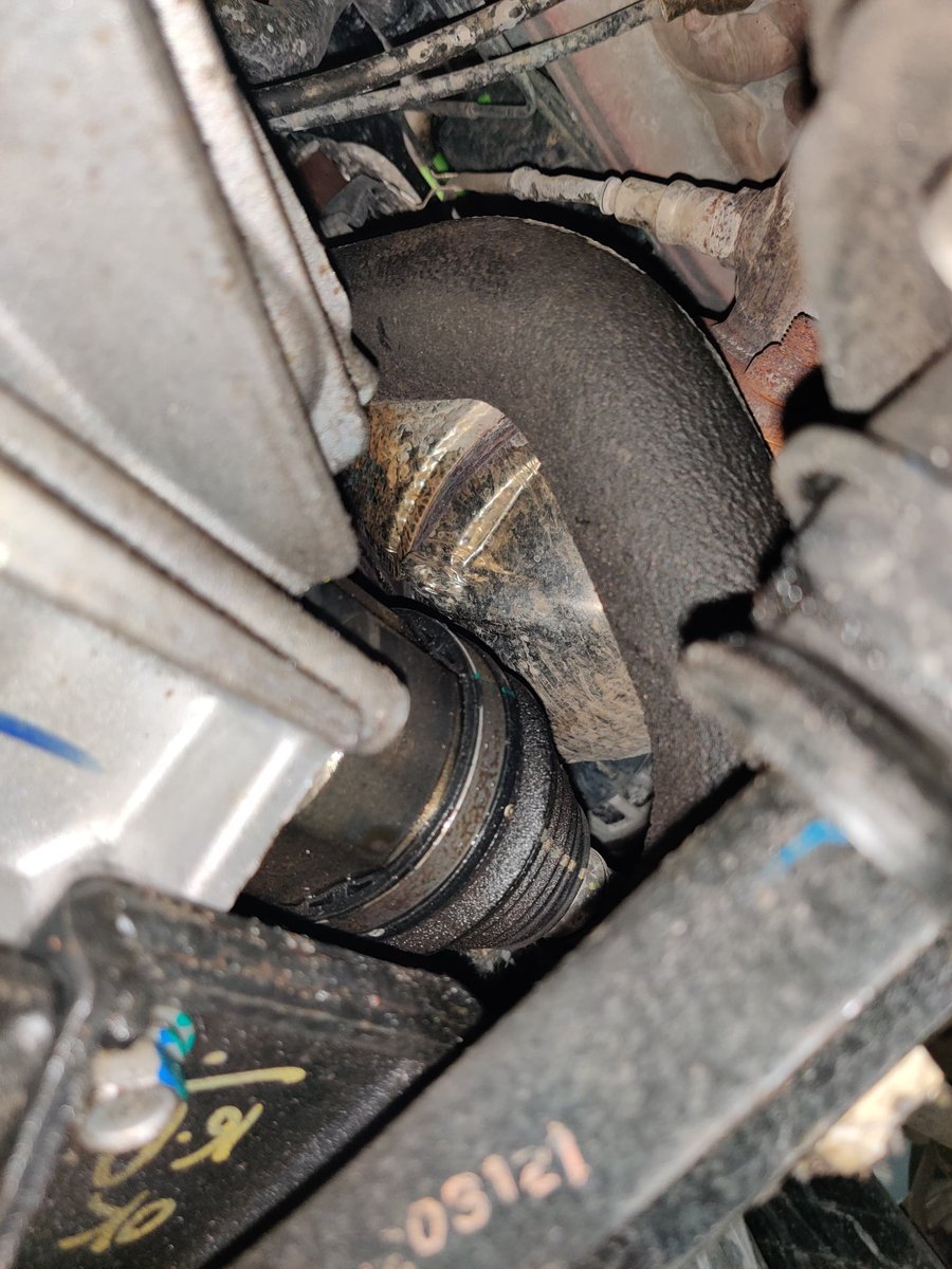 7jegathees's tweet photo. Hi KIA, not even 2 years completed with my Carens we see a gearbox oil leakage. How come this could  be !!! Now I am afraid about my choice of selection @KiaInd https://t.co/i30N6hhpRJ