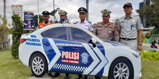 kawanfried's tweet photo. @txtdrjkt itu sepertinya gimmic bukan mobil beneran? hanya triplek dikasih stiker gambar mobil? kayak yg mobil palsu polisi dijalan gitu buat tekan angka kecelakaan 🤔 https://t.co/jnE5Kgluwo