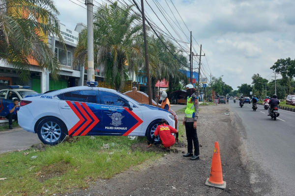 kawanfried's tweet photo. @txtdrjkt itu sepertinya gimmic bukan mobil beneran? hanya triplek dikasih stiker gambar mobil? kayak yg mobil palsu polisi dijalan gitu buat tekan angka kecelakaan 🤔 https://t.co/jnE5Kgluwo