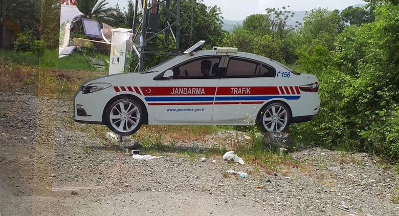 kawanfried's tweet photo. @txtdrjkt itu sepertinya gimmic bukan mobil beneran? hanya triplek dikasih stiker gambar mobil? kayak yg mobil palsu polisi dijalan gitu buat tekan angka kecelakaan 🤔 https://t.co/jnE5Kgluwo