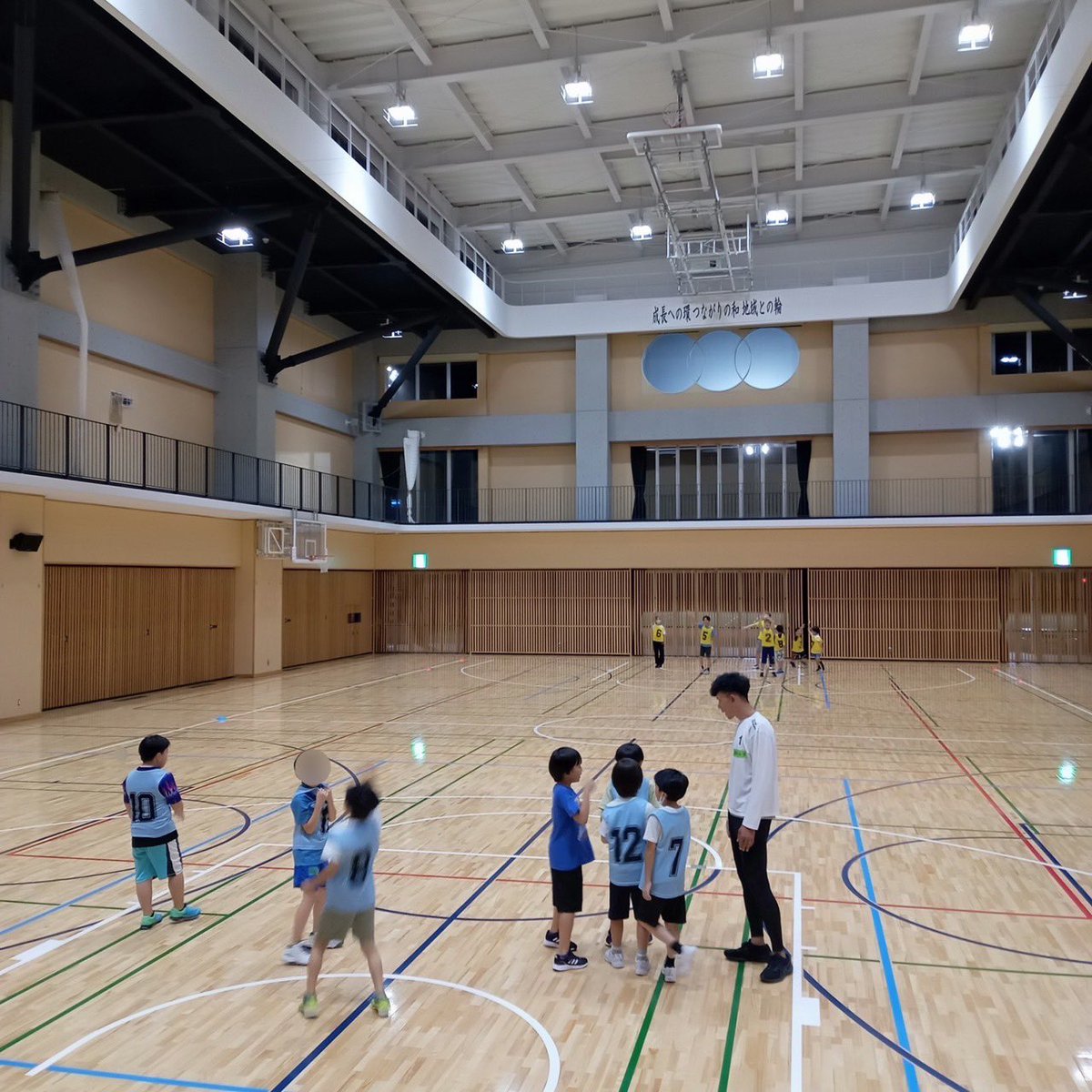 h_harito's tweet photo. 本日19:00-20:30で、赤羽にある稲付中学校体育館で小学生向けアルティメットスクールです！

もしご興味ある方は、ご参加、お手伝いどちらも歓迎です！

ご連絡お待ちしてます。 https://t.co/BI0tVxP08F
