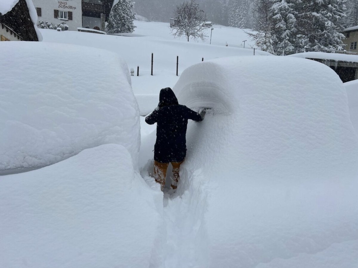 ThierryGooseBC's tweet photo. ❄️ Huge snowfall in western #Austria 🇦🇹 with up to 116 cm of #snow in 24 hours in the mountainous regions west of Innsbruck. 
Photos taken in Langen am Arlberg at 1,200 m. ⛷️ https://t.co/aOhqYTFf0H