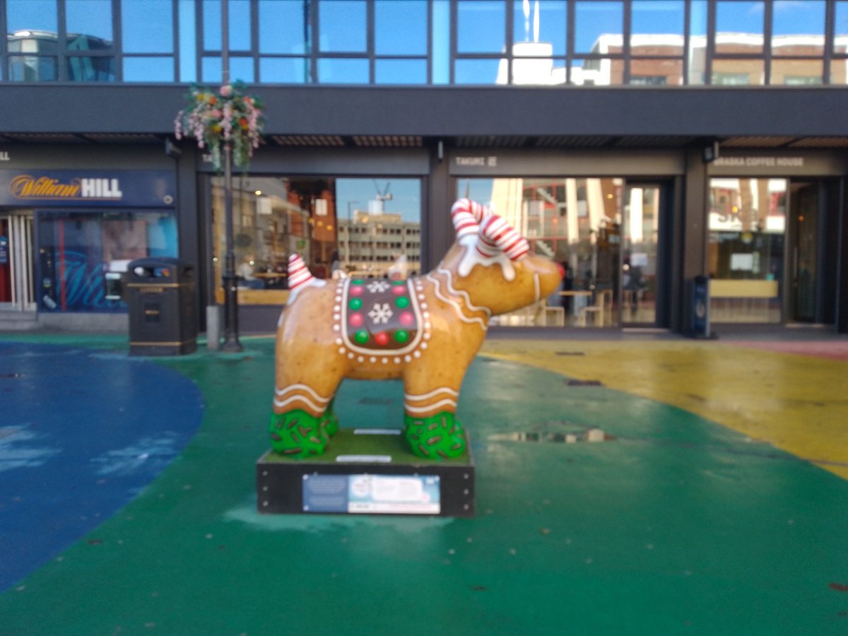Tarliebear's tweet photo. It's beginning to look a lot like Christmas, Snowdogs everywhere I go. Say a big hello to #Ginger @ShoppingInBham #SnowdogsBrum @wildinart. There are 10 to find dotted around Birmingham #tarlietravels @ColmoreBID @CentralBIDBham #Christmas2023 @brumhippodrome @SouthsideBID https://t.co/3T3UAdqNUn