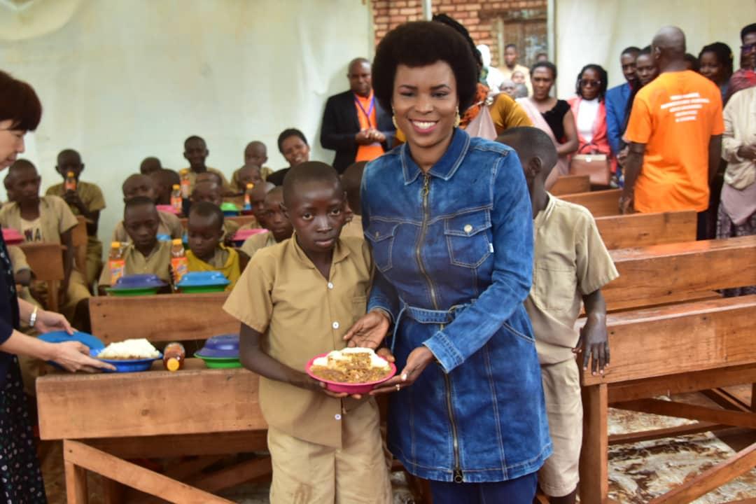 PButanyerera's tweet photo. 1/2 Après la célébration de la campagne de lutte contre les VBGs faites aux femmes et filles, SE @Burundi1stLady a rendu visite, l'ECOFO Mutwenzi située en Commune de #Kirundo où elle a octroyé un kit solaires à plus de  1000 écoliers dans le cadre du projet Panda Pack. #Burundi https://t.co/RCbYzK6J6O