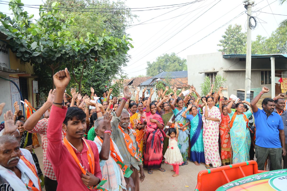 BommaSriRam's tweet photo. సాదాపూర్ మండలం రాములపల్లి గ్రామంలో ఎన్నికల ప్రచారంలో పాల్గొనడం జరిగింది
#husnabadConstituency #BJPMLAcandidate #bommasriram #Bjp4Husnabad #BjpWithHusnabad
#Bjp4Telangana #voteforsriramanna #VoteForBJP https://t.co/Ur4XGLbvHu