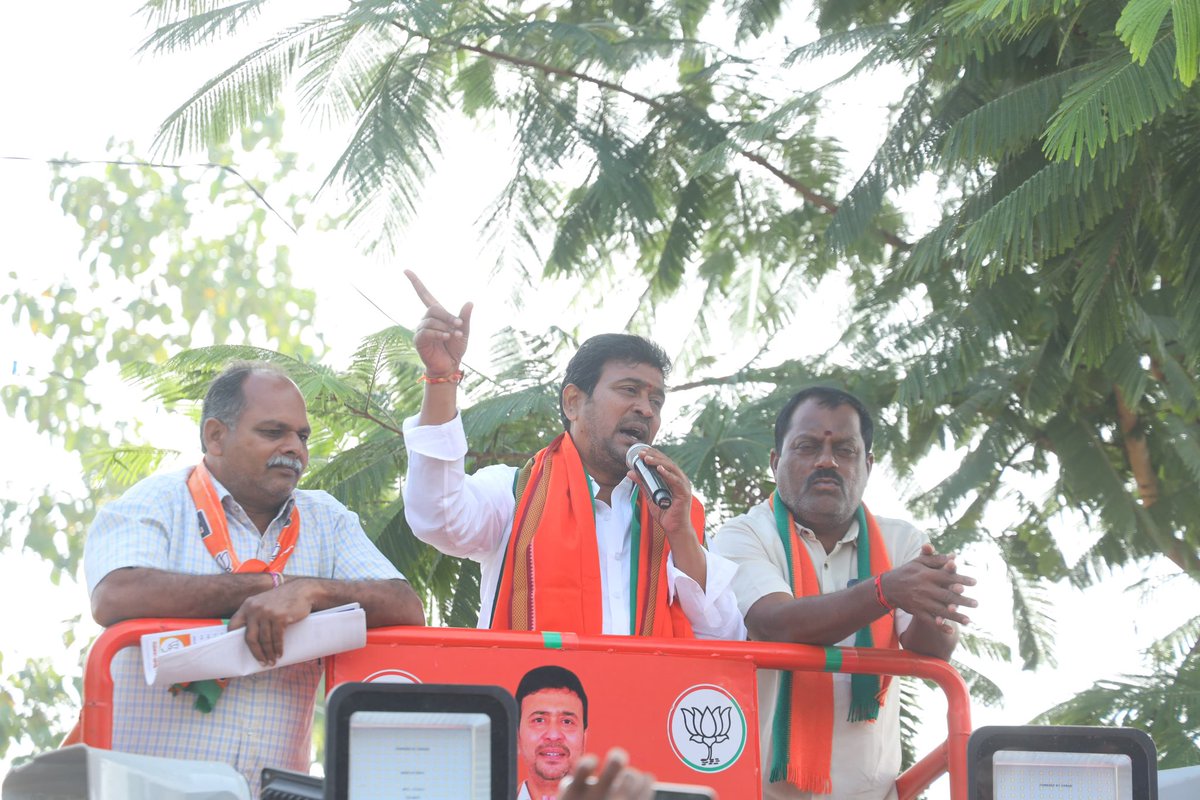 BommaSriRam's tweet photo. సాదాపూర్ మండలం రాములపల్లి గ్రామంలో ఎన్నికల ప్రచారంలో పాల్గొనడం జరిగింది
#husnabadConstituency #BJPMLAcandidate #bommasriram #Bjp4Husnabad #BjpWithHusnabad
#Bjp4Telangana #voteforsriramanna #VoteForBJP https://t.co/Ur4XGLbvHu