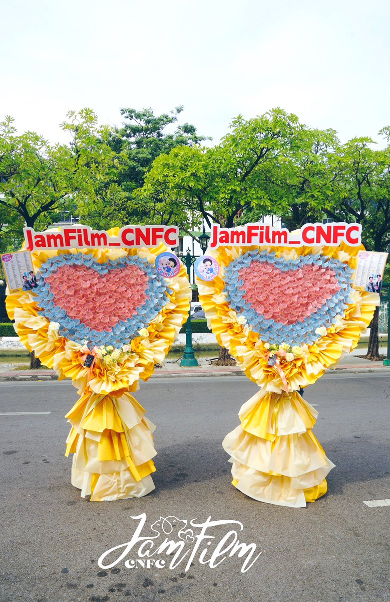 JamFilm_CNFC's tweet photo. 28/11/2023 JamFilm_CNFC Support🎁

 “阳光撒下一抹金色
   笼罩着你和我
   云也温暖，
   风也柔和”

预祝推介会圆满完成，期待今晚的惊喜。

Looking forward to JamFilm's project. 🥳

Chinese fans will always support you.
@RachataJam @film_tnp20 

感谢各位加菲猫的支持，愿未来的路我们都能一直并肩前行！

#หมายักษ์กับแมวน้อย
#แจมฟิล์ม
#JamFilm
#JamRachata #FilmThanapat
#ช่องวัน31