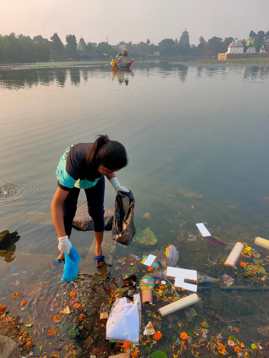 Aahwanofficial's tweet photo. @Aahwanofficial volunteers making a positive splash.  Post Boita Bandan Utsav, they're on a mission to clean water bodies Bindusagar and Kapilajhori. Kudos to the team for their dedication to environmental stewardship.
@CollectorJspur @DharitriLive1 @PdpMnc_2002 @HUDDeptOdisha https://t.co/4siqIY8WEV