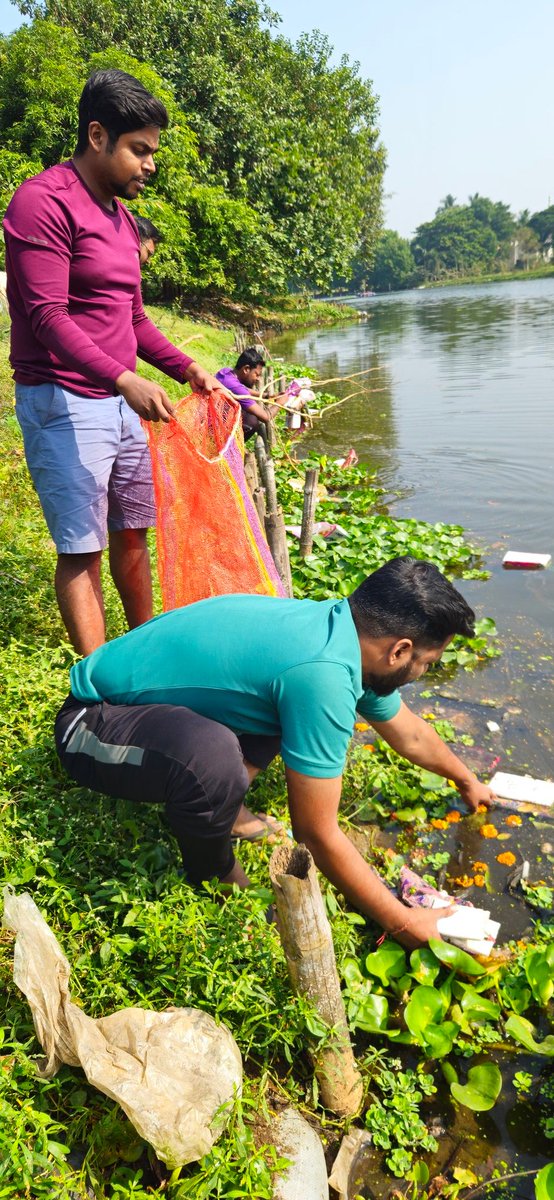 Aahwanofficial's tweet photo. @Aahwanofficial volunteers making a positive splash.  Post Boita Bandan Utsav, they're on a mission to clean water bodies Bindusagar and Kapilajhori. Kudos to the team for their dedication to environmental stewardship.
@CollectorJspur @DharitriLive1 @PdpMnc_2002 @HUDDeptOdisha https://t.co/4siqIY8WEV