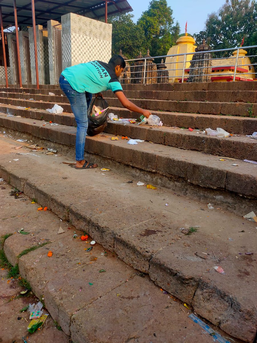 Aahwanofficial's tweet photo. @Aahwanofficial volunteers making a positive splash.  Post Boita Bandan Utsav, they're on a mission to clean water bodies Bindusagar and Kapilajhori. Kudos to the team for their dedication to environmental stewardship.
@CollectorJspur @DharitriLive1 @PdpMnc_2002 @HUDDeptOdisha https://t.co/4siqIY8WEV