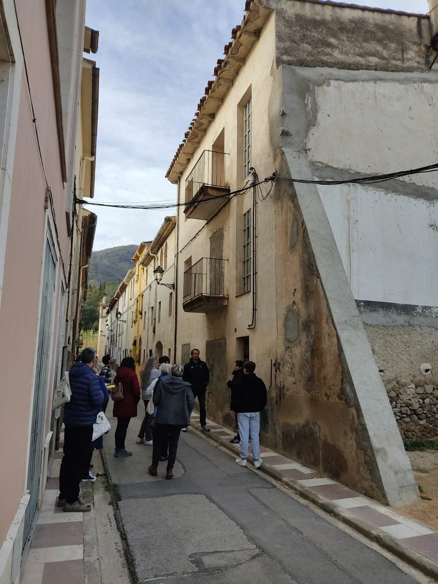 CoopLaCellera's tweet photo. 🏘️ El dissabte vam presentar el projecte dels pisos de Can Serra per a fer-hi una cooperativa d'habitatge. 

Vam explicar el model d'habitatge cooperatiu, el projecte de Can Serra i després vam visitar els pisos on s'ubicarà la cooperativa. https://t.co/WX4kHvv27S