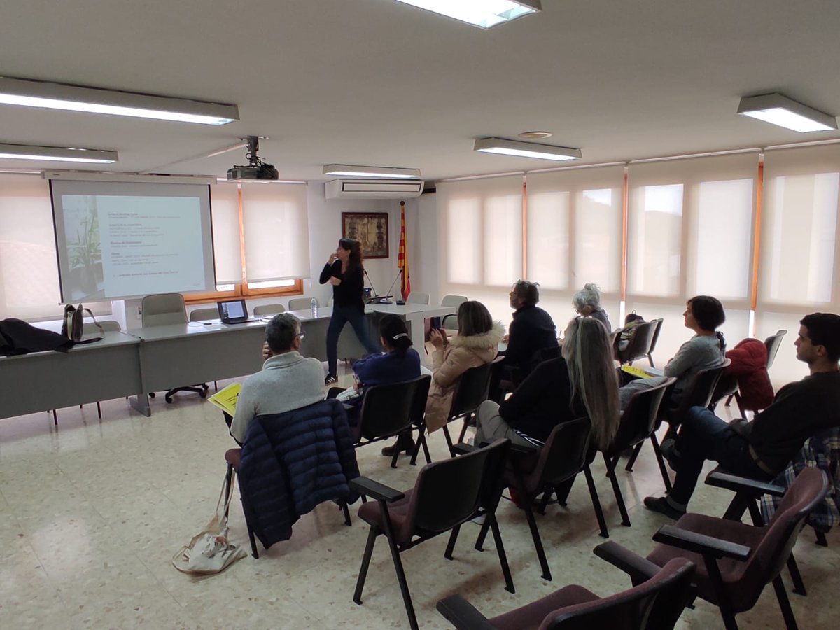 CoopLaCellera's tweet photo. 🏘️ El dissabte vam presentar el projecte dels pisos de Can Serra per a fer-hi una cooperativa d'habitatge. 

Vam explicar el model d'habitatge cooperatiu, el projecte de Can Serra i després vam visitar els pisos on s'ubicarà la cooperativa. https://t.co/WX4kHvv27S