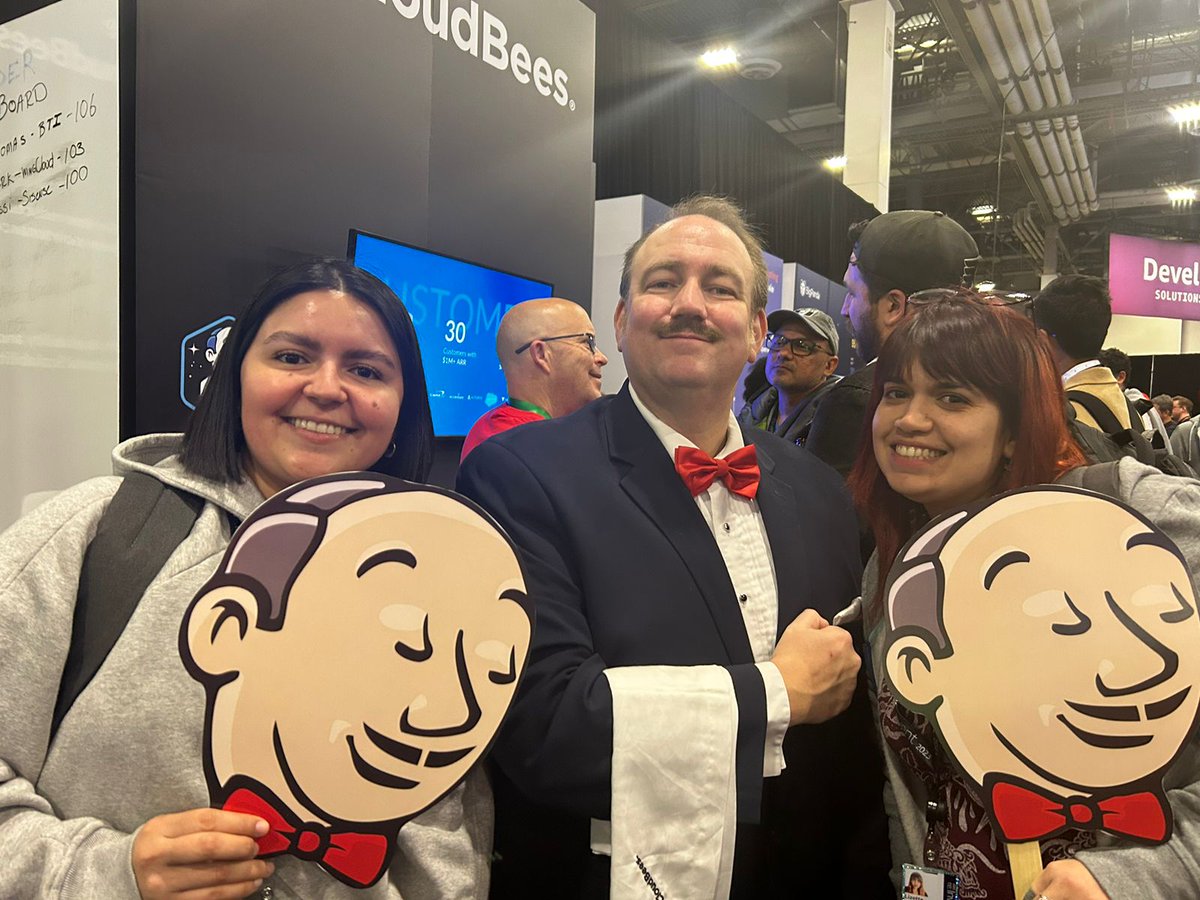 BlackxLover's tweet photo. the best of #ReInvent 2023, the real Uncle Jenkins. Wey love him very much 🥺 #FindJenkinsButler https://t.co/vZE8JbhjjV