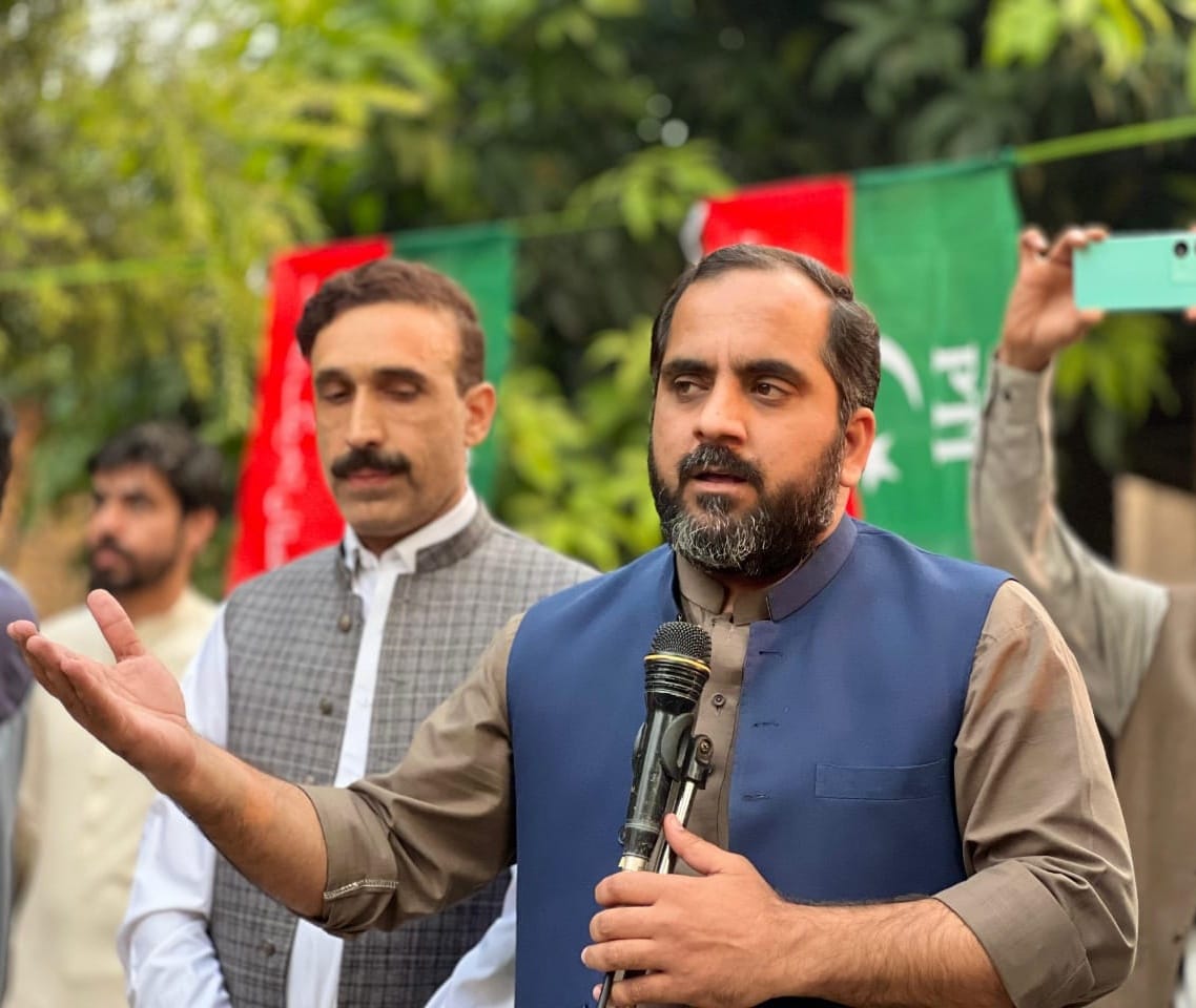 مبارک ہو انصافین
پشاور: محکمہ آنٹی کرپشن کا عدم ثبوت کی بنا پر صوبائی ڈپٹی سیکرٹری اطلاعات عرفان سلیم کیخلاف دائر درخواست واپس لے لی، جس کی بنا پر انٹی کرپشن عدالت نے عرفان سلیم کو باعزت طریقے سے بری کردیا۔
جب ہمارا لیڈر کرپٹ نہیں تو اسکا سپاہی کیسے ہوسکتا ہے۔