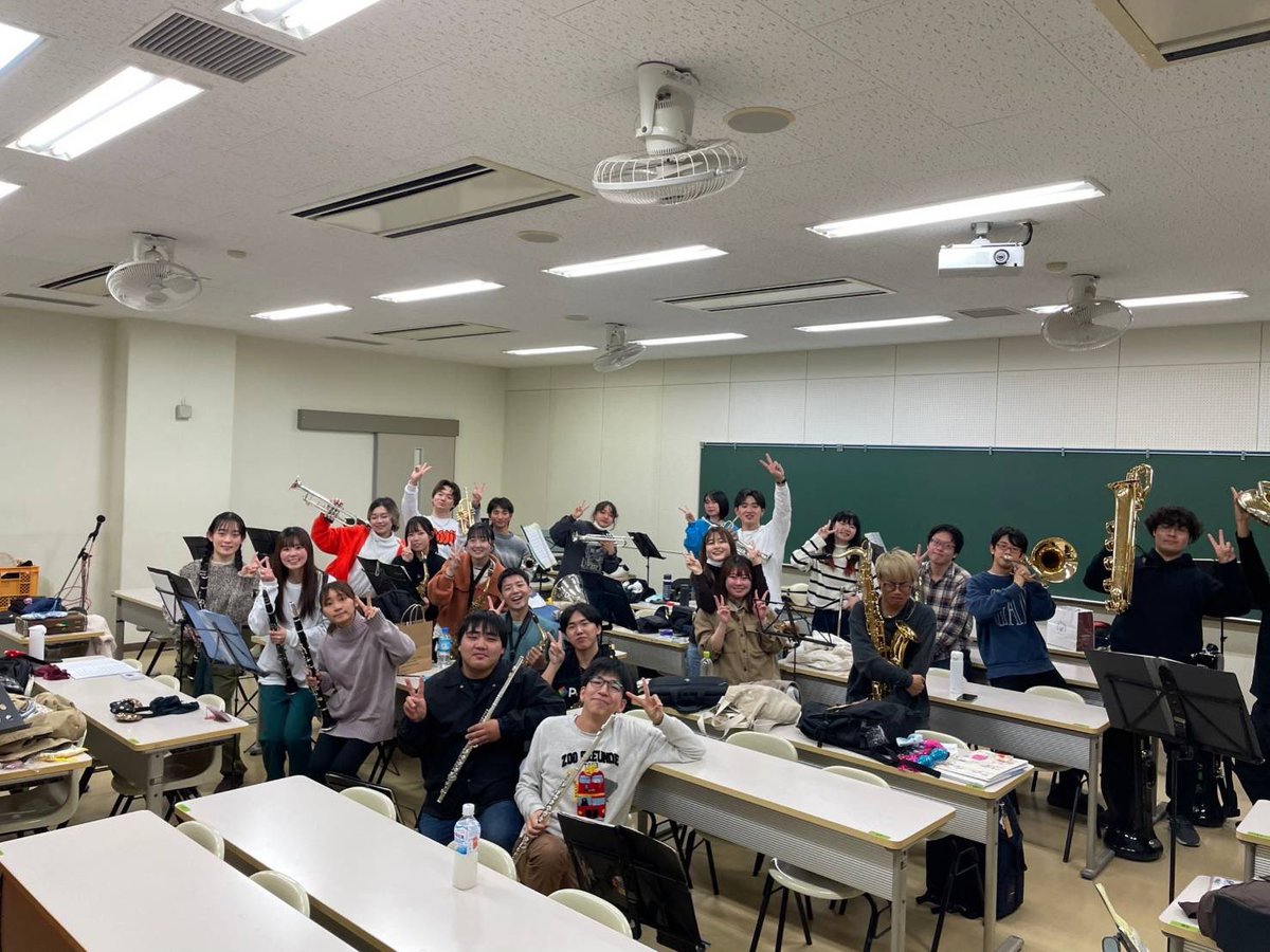 ous_bwe's tweet photo. 11/26に岡山理科大学大学祭(半田山祭)にてステージ演奏を行いました🎶

私たちの演奏を聴きに来てくださった皆様、私たちと一緒に演奏してくださった川崎医療福祉大学、岡山商科大学の皆様、本当にありがとうございました😊

今後ともB.W.E.をどうぞよろしくお願いします！ https://t.co/tOZbIlO0ib