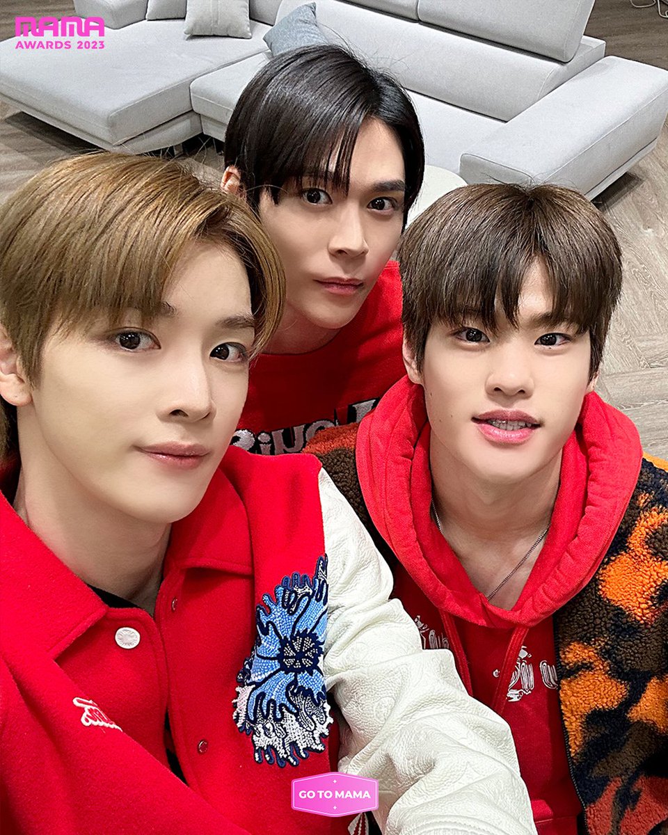 LEESOHEEFR's tweet photo. ⤿ 27.11.23 

Les MAMA Awards ont publié une photo de #SOHEE avec #Eunseok et #Seungchan ! 

꒰ @RIIZE_official #TalkSaxy
#라이즈 #소희 ꒱ https://t.co/s0BFZ7Pg4a
