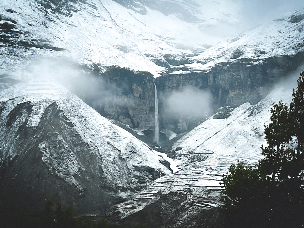 GhumIndiaGhum's tweet photo. Nestled on the right bank of the Chandra River, Sissu in Himachal Pradesh is a picturesque village known for its breathtaking waterfalls and serene landscape.
#himachal #himachalpradesh #himalayas #travel #shimla #manali #kullu #sissu #waterfall #ghumindiaghum #explorewithgig https://t.co/HBWPvP3Jrk