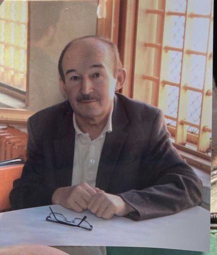 Baba senin üçüncü acilden dönüşündeki pijamalı, elleri kelepçeli resmini paylaştığım için özür dilerim, biliyorum hoşlanmazsın öyle perişan görünmekten, ama ne yapayım baba, kaç gündür vicdan arıyoruz, belki ne kadar zayıfladığını görünce durumun ciddiyeti anlaşılır diye