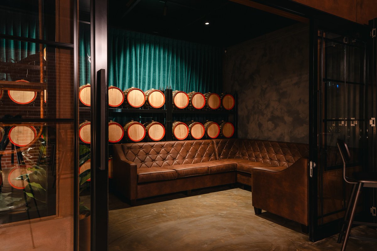 This looks like the perfect spot to settle in with a drink! 🥃 This client has our #FoundersBarrelRacks to display their 25L Founders Reserve Private Casks, making this space both stylish and functional. 

🔴 Find out more gorillaproducts.com.au/barrel-racking…