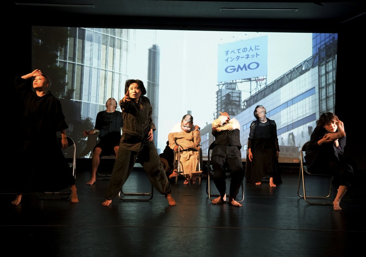 b_depayse's tweet photo. bug-depayse2023 椅子に座る　我思う、故に我動かず 11/24-26 at Theaterバビロンの���れのほとりにて　

  ＜chapter2＞ ＃2
初めて目が開く瞬間に世界を受け入れ、この世に生まれたことに絶望する、喪の作業  
1945.10.24～2023/11...　 いま、ここに解放区という名の舞台の誕生 

 photo 大洞博靖 https://t.co/PpPrb4eBL8