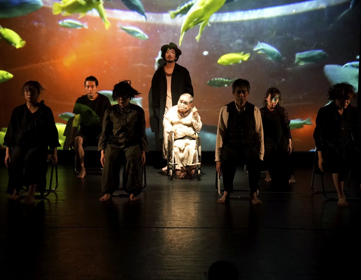 b_depayse's tweet photo. bug-depayse2023 椅子に座る　我思う、故に我動かず 11/24-26 at Theaterバビロンの���れのほとりにて　

  ＜chapter2＞ ＃2
初めて目が開く瞬間に世界を受け入れ、この世に生まれたことに絶望する、喪の作業  
1945.10.24～2023/11...　 いま、ここに解放区という名の舞台の誕生 

 photo 大洞博靖 https://t.co/PpPrb4eBL8
