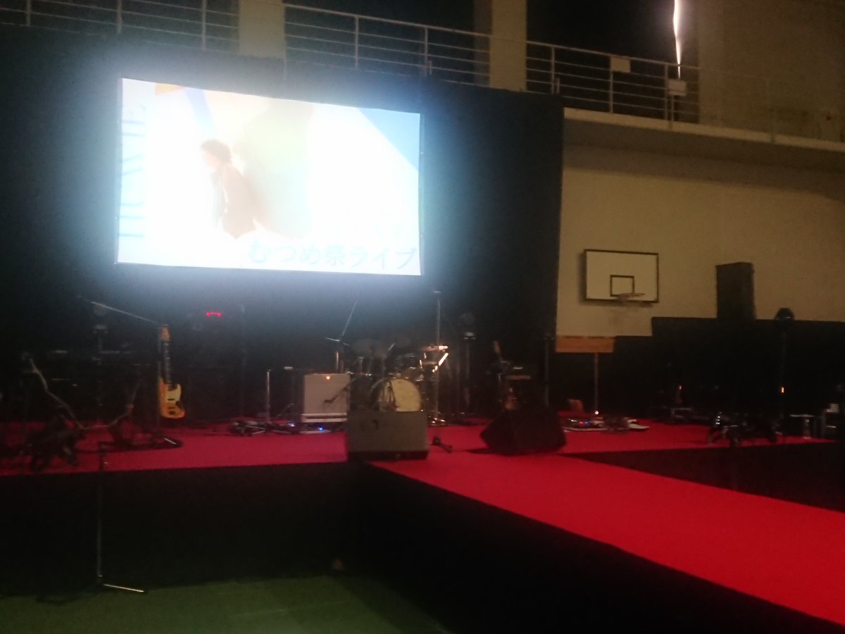 TuskZi's tweet photo. 久々な学祭、、、雰囲気の懐かしさとliveの楽しみを堪能する日曜日也，

#第７４回埼玉大学むつめ祭
#むつめ祭ライブ
#石崎ひゅーい #BandStyle https://t.co/XxKIN6iCgq