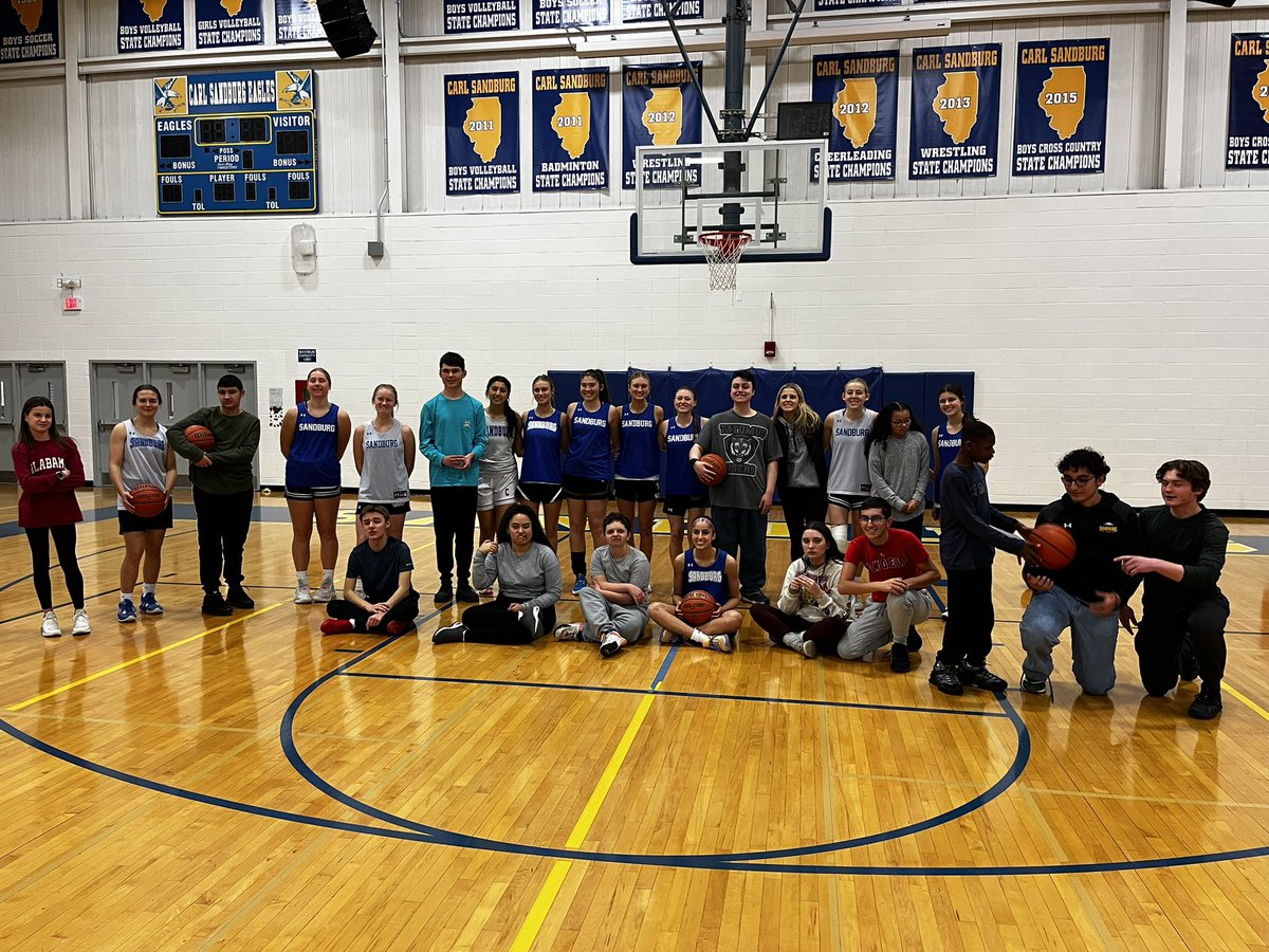 CSSpecOlympics's tweet image. Great day today with @CSEaglesHoops . Thank you for sharing your practice with us and showing us some skills!! Good luck in your season ! @CSEaglesFoto @SandburgHS @elliebrtis @EaglesAthletics