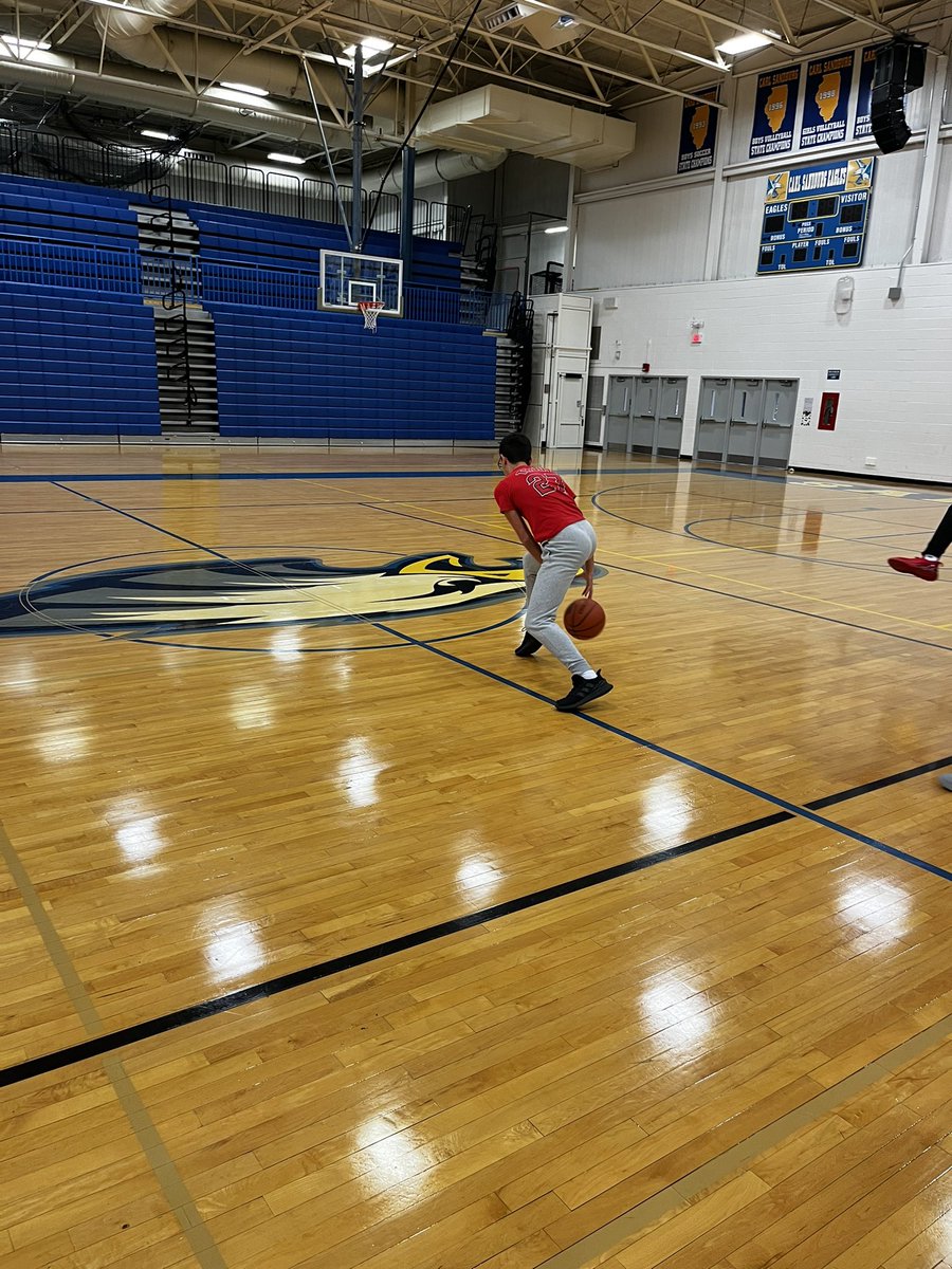 CSSpecOlympics's tweet image. Great day today with @CSEaglesHoops . Thank you for sharing your practice with us and showing us some skills!! Good luck in your season ! @CSEaglesFoto @SandburgHS @elliebrtis @EaglesAthletics