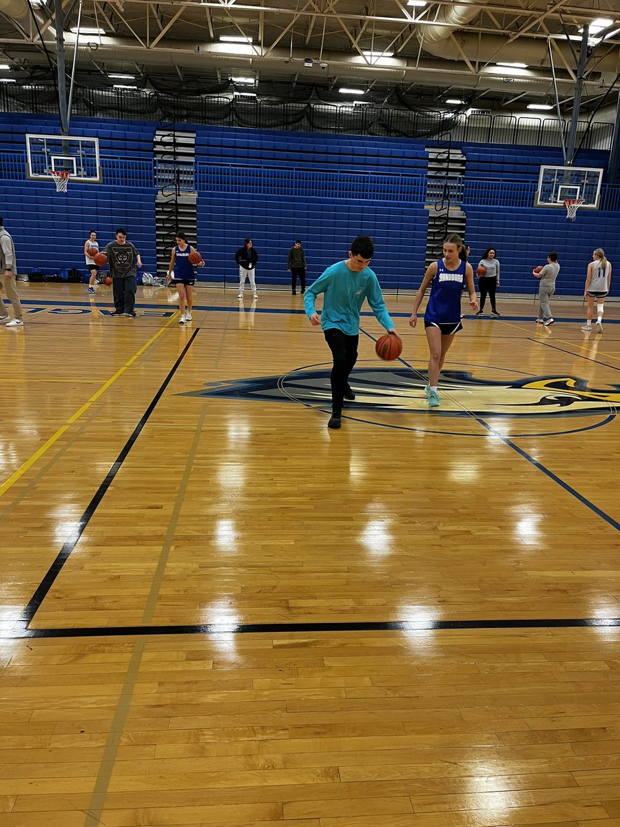 CSSpecOlympics's tweet image. Great day today with @CSEaglesHoops . Thank you for sharing your practice with us and showing us some skills!! Good luck in your season ! @CSEaglesFoto @SandburgHS @elliebrtis @EaglesAthletics