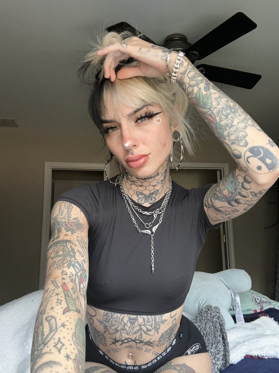cruellamorgan's tweet photo. here’s another picture of my stupid face! enjoy i love u guys https://t.co/HcsmxUSxZn
