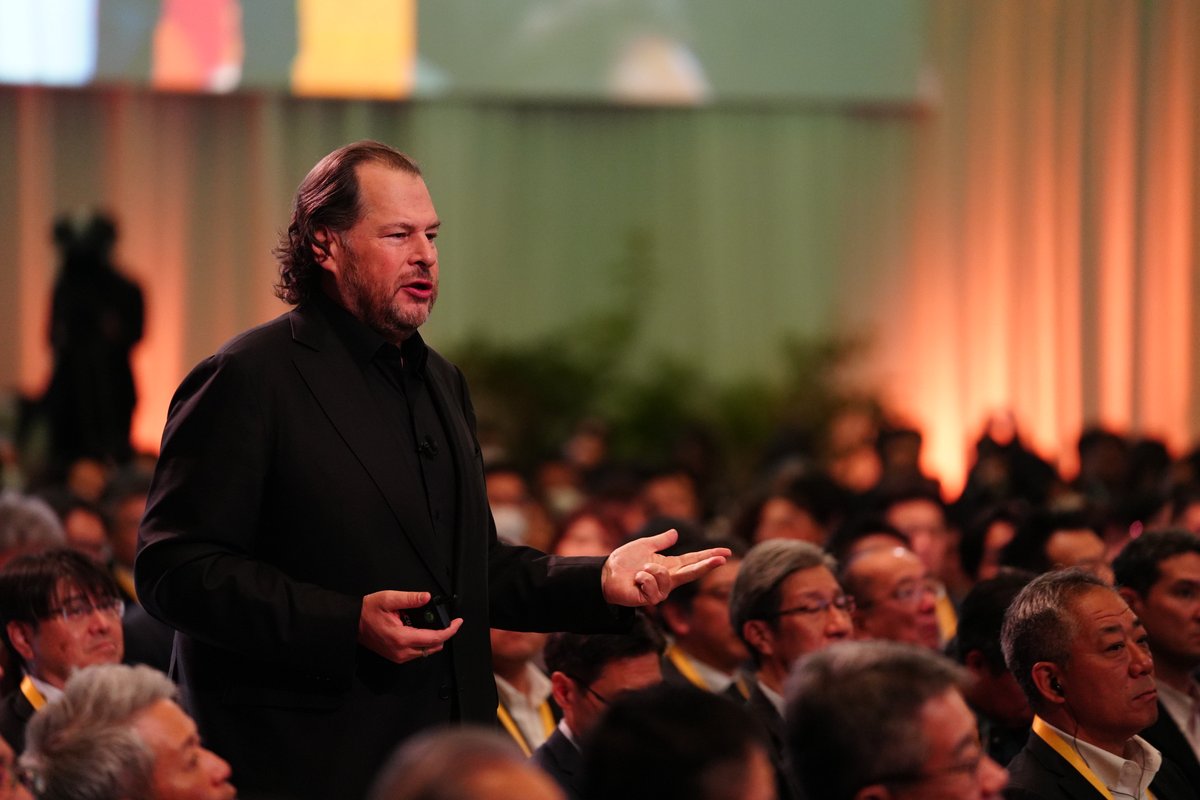 SalesforceJapan's tweet photo. ✨Salesforce 会長 兼 CEO Marc Benioff が登場✨

Salesforceは日本第2位のソフトウェア企業になりました。
日頃よりご愛顧いただいているお客様、#Trailblazer の皆様に感謝申し上げます。

#SalesforceTour #ThankYou #カスタマーサクセス https://t.co/J3zlfUyvWk