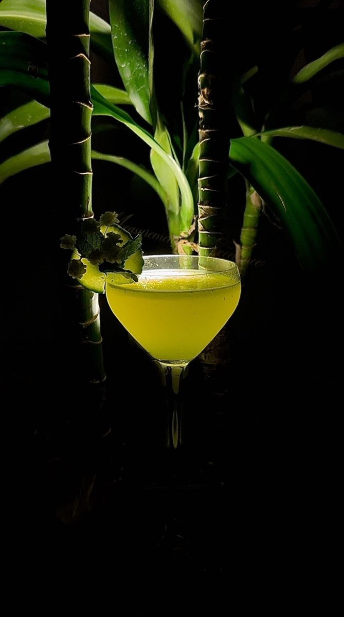MoeDrinks's tweet photo. challenging myself to push the limits of my craft is scary but so intriguing &amp; exciting. I love it here
#MeasurementsOfExcellence

-JADED-
Bourbon
Green Apple
Sautéed Bell Pepper Honey Syrup
Jasmine Infused Orange Liqueur
Citrus Juice Blend
Green Chartruse
Eucalyptus/Cucumber oil https://t.co/fr9ch8P60V