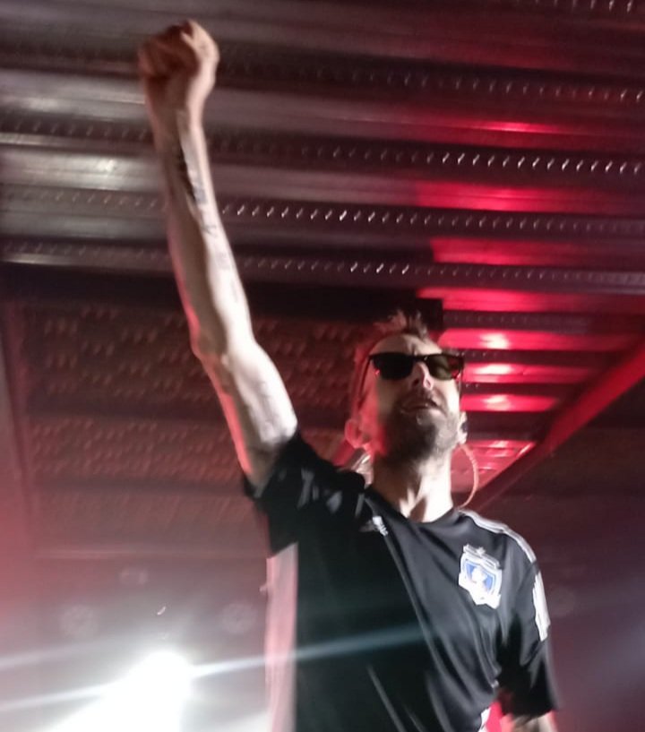 GolTriste's tweet photo. Los @chikosdelmaiz en Chile. 
Colo-Colo, el equipo de los pueblos https://t.co/sKUEHboHmG
