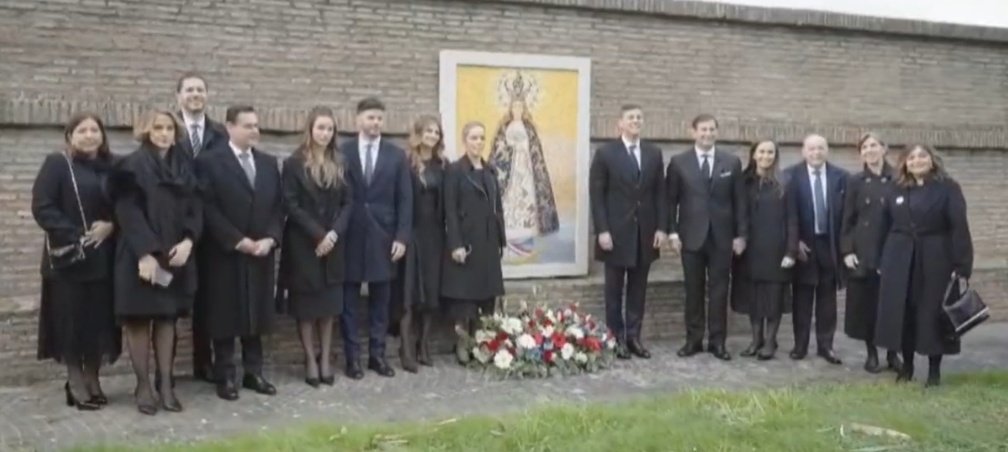 La casta colorada viajando con tu plata, encima estos delincuentes posando con la Virgencita, hay que ser hipócritas carajo.