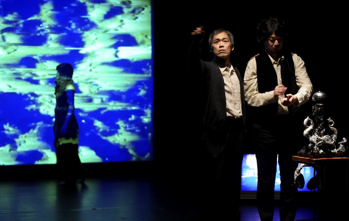 b_depayse's tweet photo. bug-depayse2023
椅子に座る　我思う、故に我動かず
11/24-26
at Theaterバビロンの流れのほとりにて　
東京都北区　

＜chapter1＞ 3人の賢者、ま��は黙示録の四騎士

photo 大洞博靖 https://t.co/NZChmQnjbT
