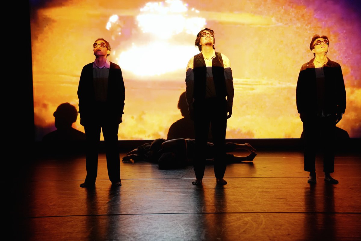 b_depayse's tweet photo. bug-depayse2023
椅子に座る　我思う、故に我動かず
11/24-26
at Theaterバビロンの流れのほとりにて　
東京都北区　

＜chapter1＞ 3人の賢者、ま��は黙示録の四騎士

photo 大洞博靖 https://t.co/NZChmQnjbT