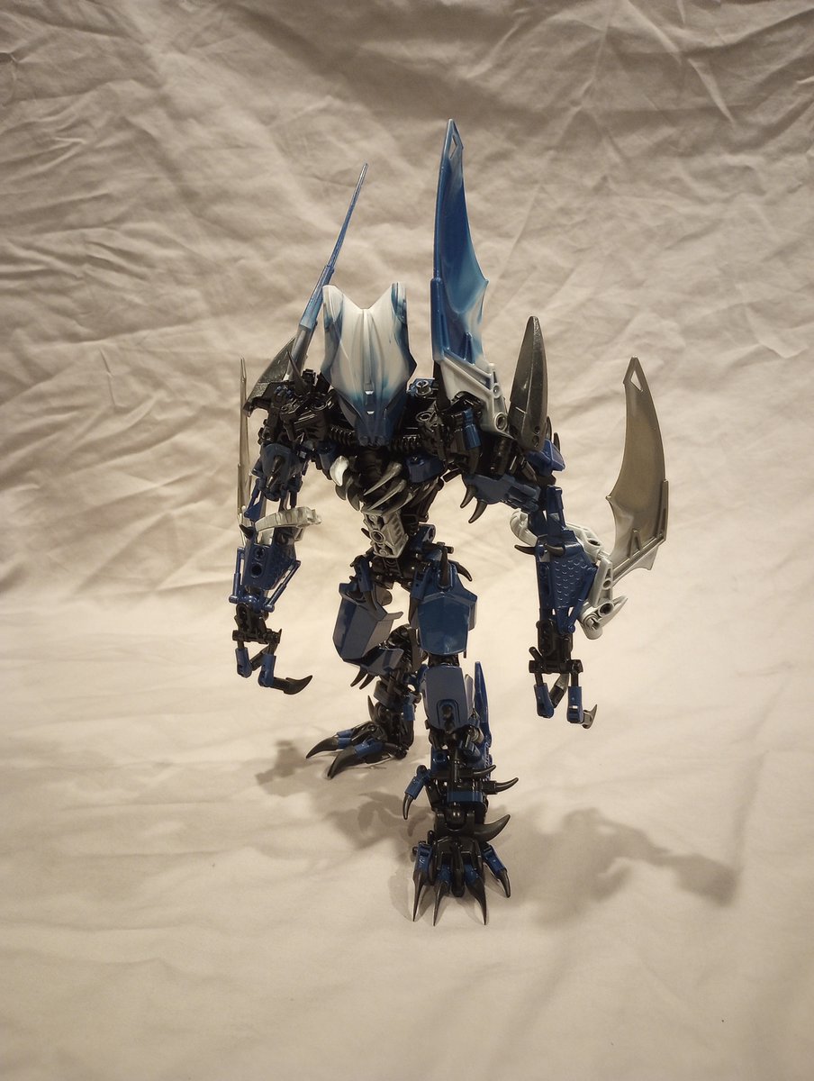 powers0016's tweet photo. Vamprah 5.0: A few things I needed to finish to finalize design. 1. The arms were too simple. (Covered ball socket with shoulder of articulating parts and middle arm details) 2. Feet needed improved articulation/appearance (now can stand tip/curl toes) 3. Hip fixed. #Bionicle https://t.co/JvpfQE0zLE